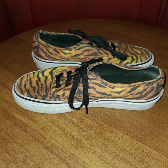 Vans Classic Tiger Print Canvas Sneakers Unisex - Picture 3 of 6